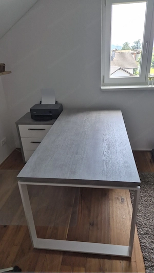 Schreibtisch mit Schubladen und Fächern Bild 3