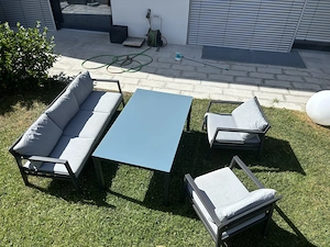 Gartenmöbel   Set bestehend aus Tisch und Sitzgruppe