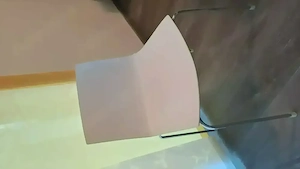 Schlichte, elegante stapelbare Stühle