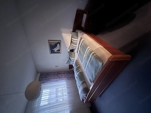 Bett mit Nachtkästchen