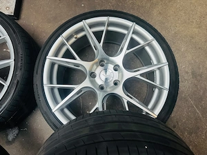 Japan Racing JR42 8,5J x 19 Zoll ET45 5x112 mit Sommerreifen Bild 6
