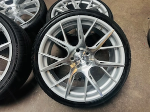 Japan Racing JR42 8,5J x 19 Zoll ET45 5x112 mit Sommerreifen Bild 2