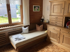 Große Landhaus-Kredenz mit integrierter Sitzbank aus Eiche, Tisch mit Eckbank Bild 2