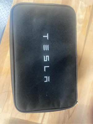 Tesla Y 2022 - Anhängerkupplung - kaum genutzt  Bild 2