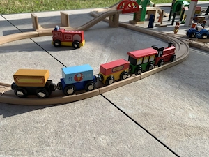 Große Holzeisenbahn- sehr viele Teile Bild 6