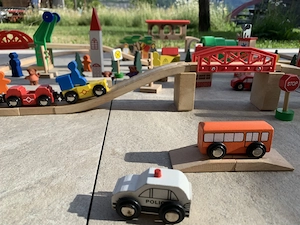 Große Holzeisenbahn- sehr viele Teile Bild 8