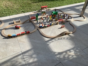 Große Holzeisenbahn- sehr viele Teile Bild 2