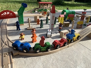 Große Holzeisenbahn- sehr viele Teile Bild 4