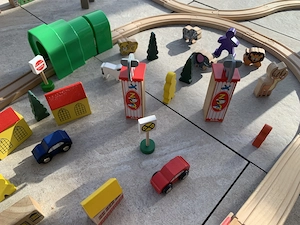 Große Holzeisenbahn- sehr viele Teile Bild 5