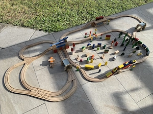 Große Holzeisenbahn mit viel Zubehör  Bild 2
