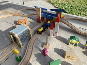 Große Holzeisenbahn mit viel Zubehör  Bild 8