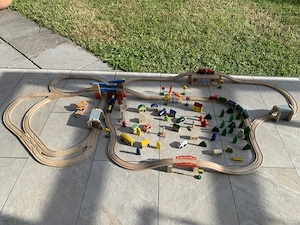 Große Holzeisenbahn mit viel Zubehör  Bild 10