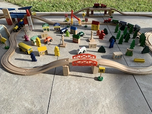 Große Holzeisenbahn mit viel Zubehör  Bild 9