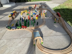 Große Holzeisenbahn mit viel Zubehör  Bild 6