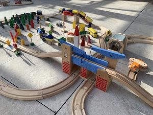 Große Holzeisenbahn mit viel Zubehör  Bild 5