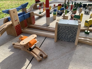 Große Holzeisenbahn mit viel Zubehör  Bild 4