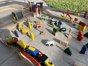 Große Holzeisenbahn mit viel Zubehör  Bild 3