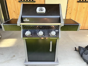 Napoleon Rogue 425 Gasgrill   Gepflegt mit original Abdeckhaube!