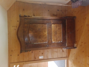 Nussholzschrank