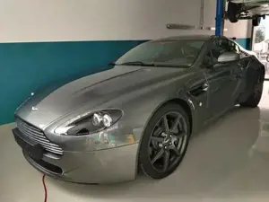 Aston Martin Vantage V8