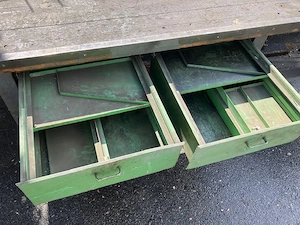 Werkbank aus Metall mit 3 Schubladenkästen Bild 3