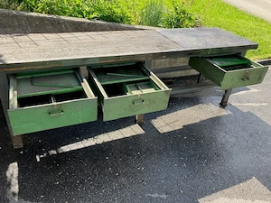 Werkbank aus Metall mit 3 Schubladenkästen Bild 2