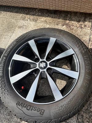 Suzuki Sommerreifen auf Alufelgen Bild 2