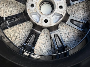 Suzuki Sommerreifen auf Alufelgen Bild 8