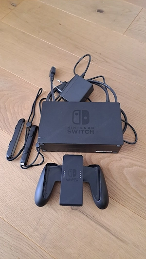 Nintendo Switch mit komplettem Zubehör - kaum verwendet Bild 2