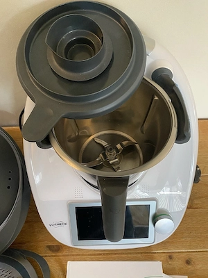 Vorwerk Thermomix TM6 Küchenmaschine Weiß mit Gareinsatz und Zubehör Bild 3