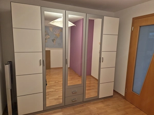 Kleiderkasten mit Schubladen und Spiegelelementen Bild 2