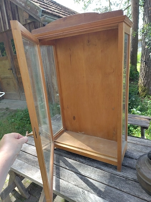 vitrine aus glas und holz Bild 3