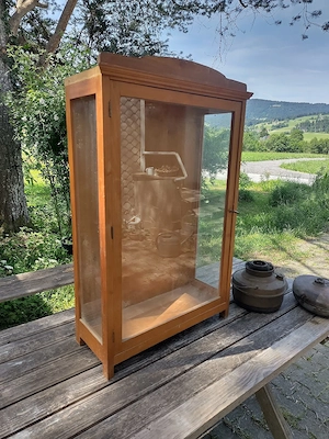vitrine aus glas und holz Bild 4