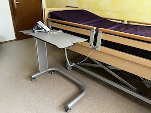 Elektrisches Pflegebett inkl. Trapez mit Beistelltisch  Bild 2
