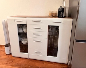 Sideboard in hochglanz und holz