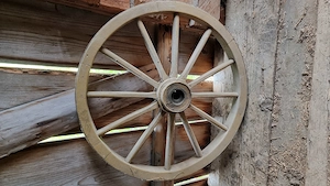 Alta Räder und eine Blähmühle zur Deko. Bild 3