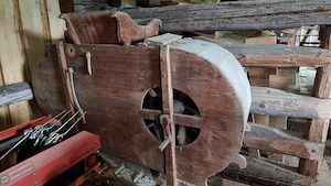 Alta Räder und eine Blähmühle zur Deko. Bild 5