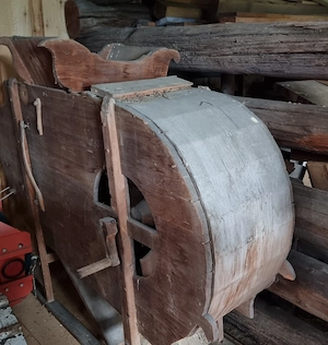 Alta Räder und eine Blähmühle zur Deko. Bild 4