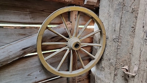 Alta Räder und eine Blähmühle zur Deko. Bild 2