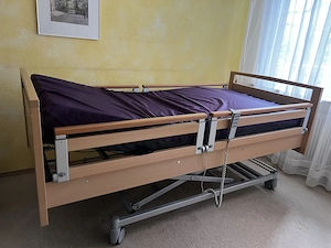 Elektrisches Pflegebett inkl. Trapez mit Beistelltisch  Bild 4