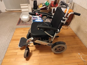 FreedomChair FDC A08L Elektro-Rollstuhl   3 Akkus   Pflegesteuerung   faltbar Bild 2