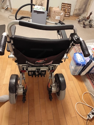 FreedomChair FDC A08L Elektro-Rollstuhl   3 Akkus   Pflegesteuerung   faltbar Bild 3