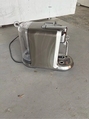 Nespresso Kapselmaschine mit Milchaufschäumer  Bild 3