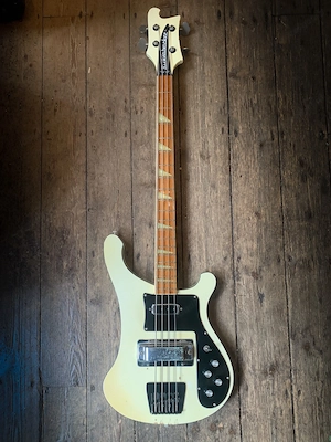 Rickenbacker 4001 Bass in weißer Ausführung 
