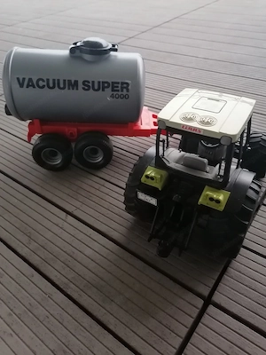 Bruder Traktor Claas mit Güllefass Bild 6