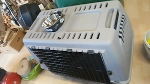 Hundebox mit 2 Fressnapf Bild 3