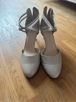 Zwei Schuhe Bild 3