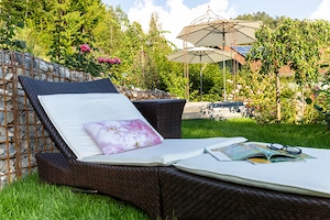 Day-Spa: Naturbadeteich-Paradiesgarten-Sonnenliegen-Sonnenschirme-Hallenbad und Außensauna  Bild 4