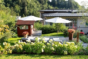 Day-Spa: Naturbadeteich-Paradiesgarten-Sonnenliegen-Sonnenschirme-Hallenbad und Außensauna  Bild 3