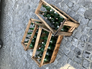 Drei Holzkisten mit je 10 Dopplerflaschen